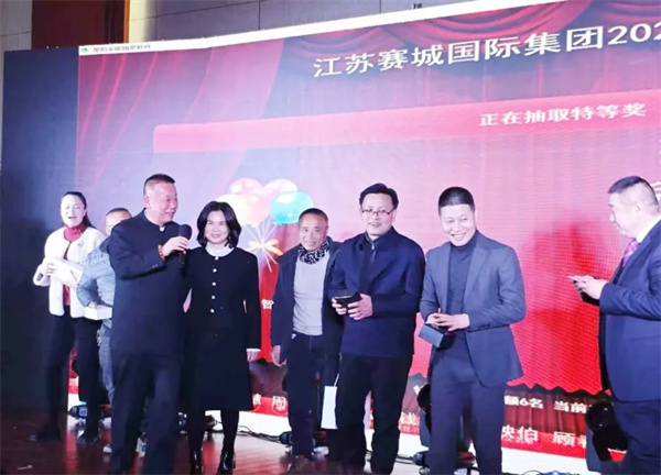 尊龙凯时集团2025年迎新联欢会盛大举